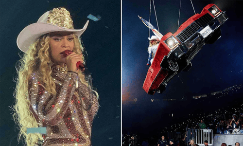 Beyoncé smiling after a technical mishap during her concert