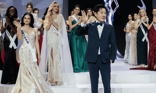 Nawat Itsaragrisil criticizes Miss Mexico Fátima Bosch during Miss Universe 2025 sashing ceremony in Thailand.