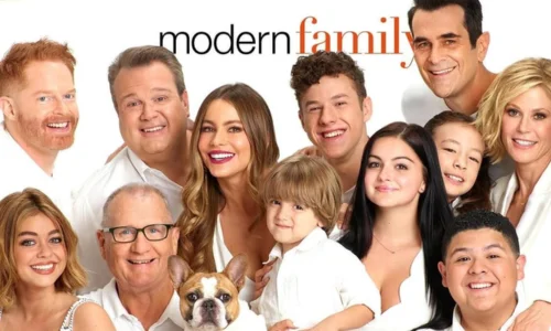 The main cast of the TV show Modern Family posing together for a group photo.