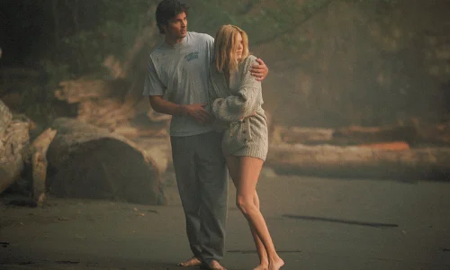 Tom Welling and Maggie Grace in a scene from the 2005 remake of The Fog.
