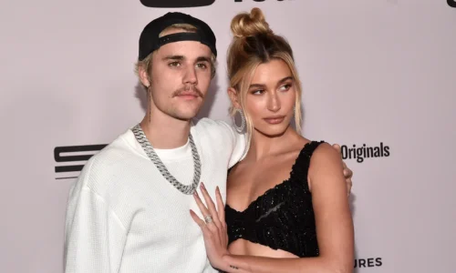 Justin Bieber and Hailey Bieber posing together.