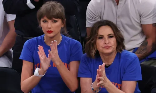 Taylor Swift and friends cheering during the New York Knicks game