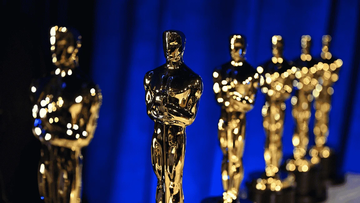 Oscars red carpet scene with photographers and award season atmosphere