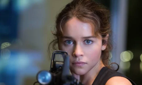 Emilia Clarke as Sarah Connor in Terminator Genisys holding a weapon