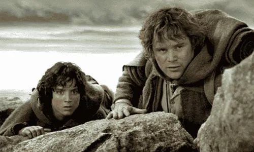 Characters from The Lord of the Rings standing in a fantasy battle scene